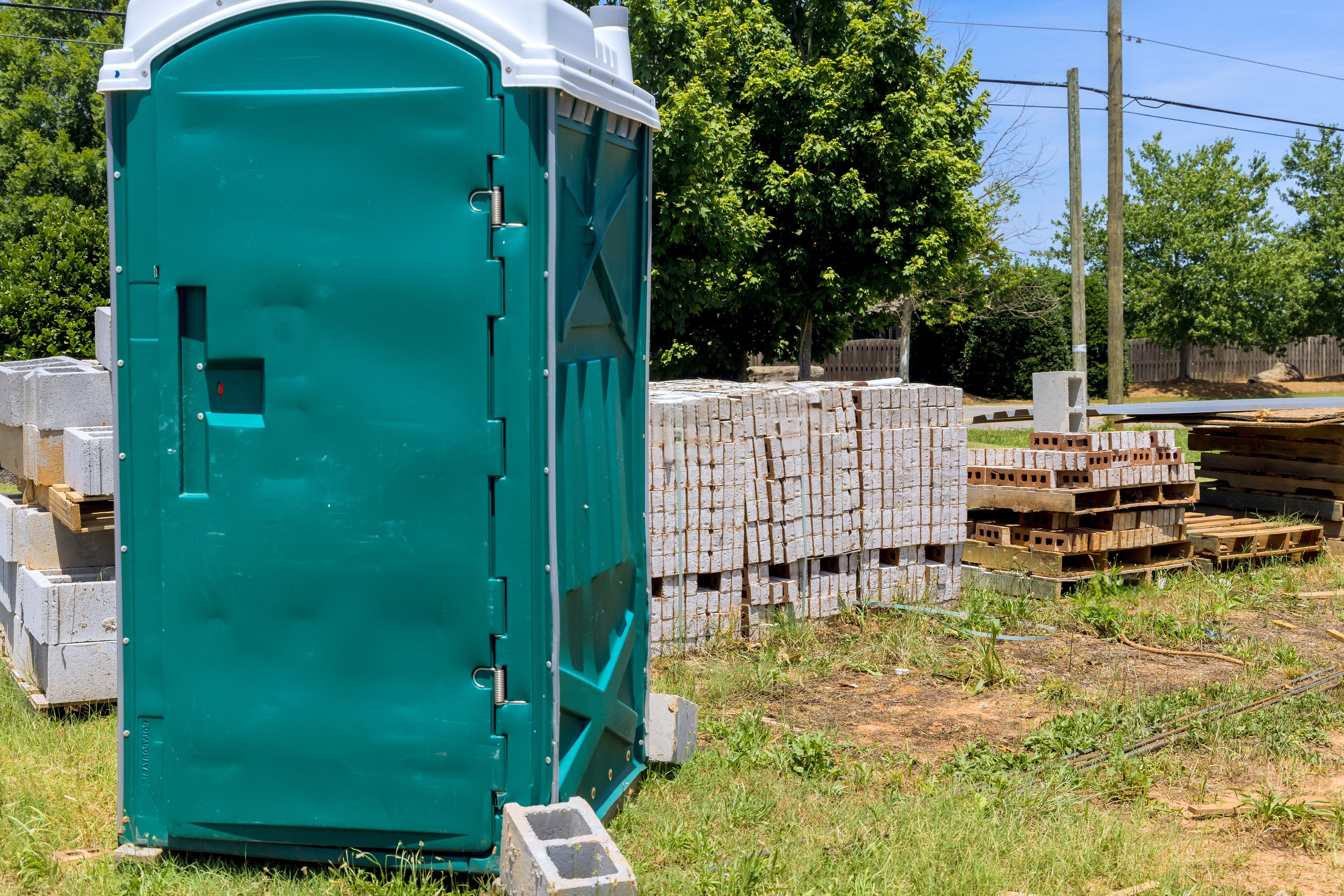 portable-outdoor-portable-toilet-restrooms-for-con-2025-04-03-19-47-33-utc