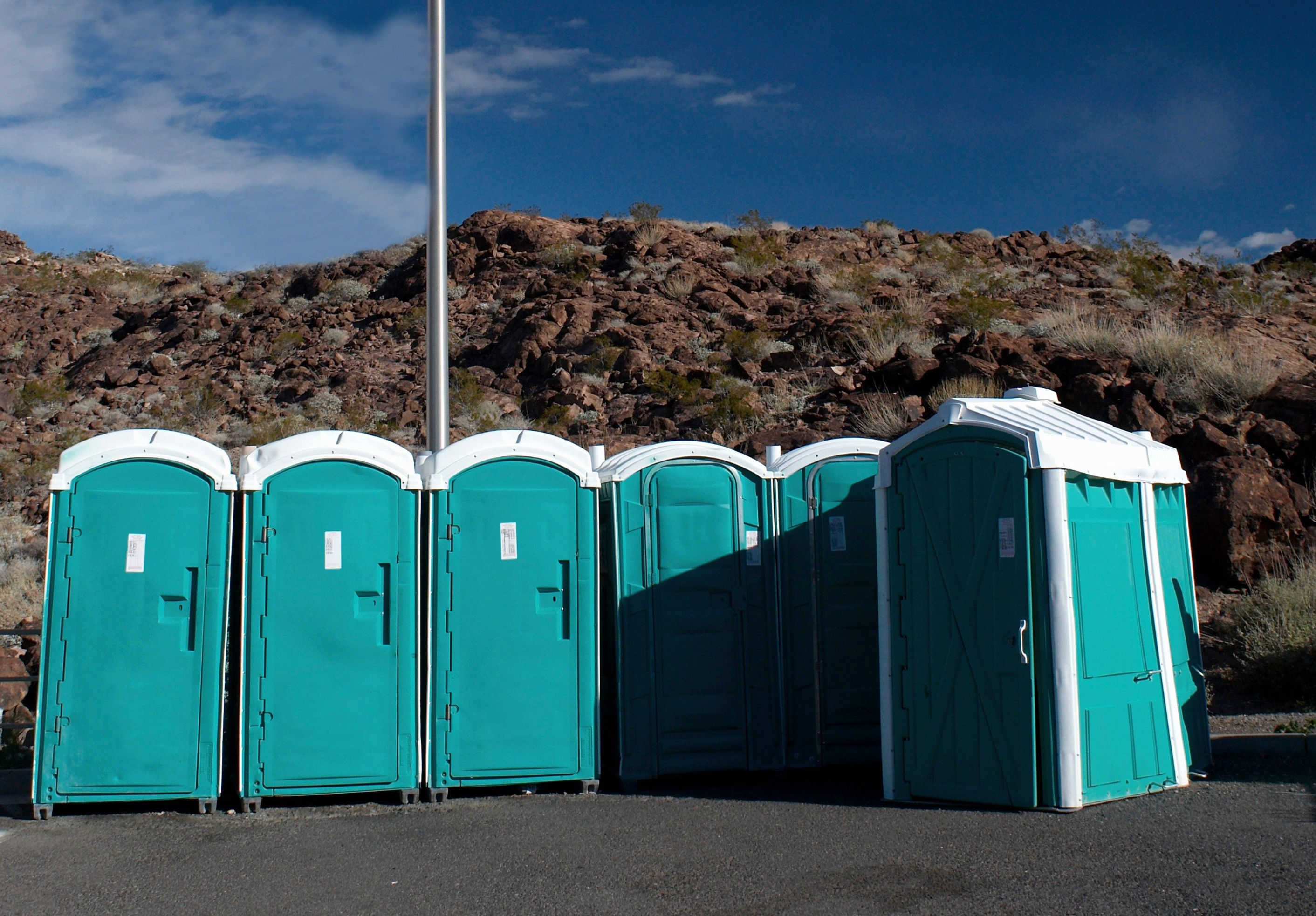 potable-toilets-by-rocks_7H6y6vGnrS