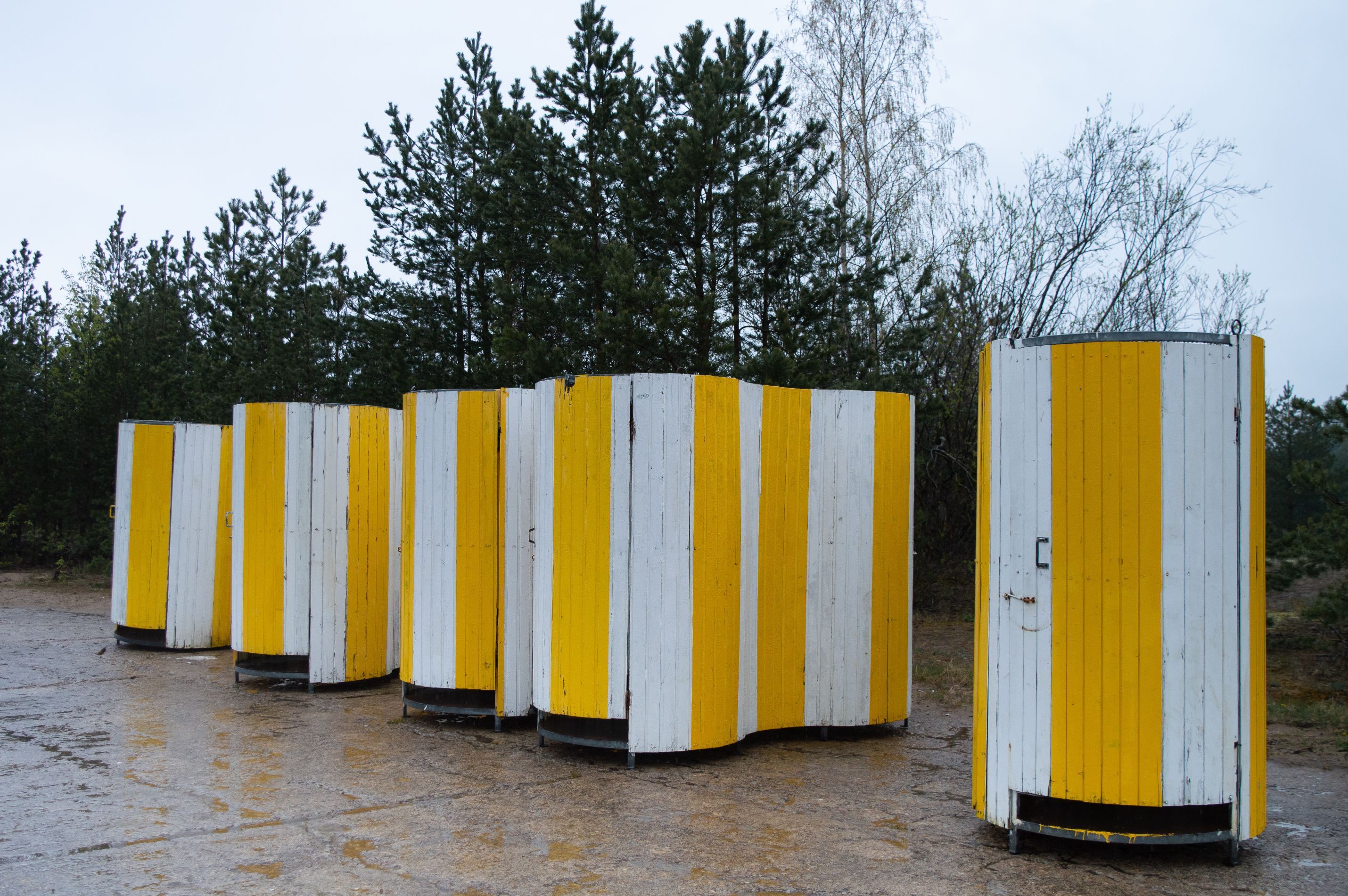 strand-toilets-yellow-movable-strand-toilets-in-a-2024-12-07-12-39-22-utc