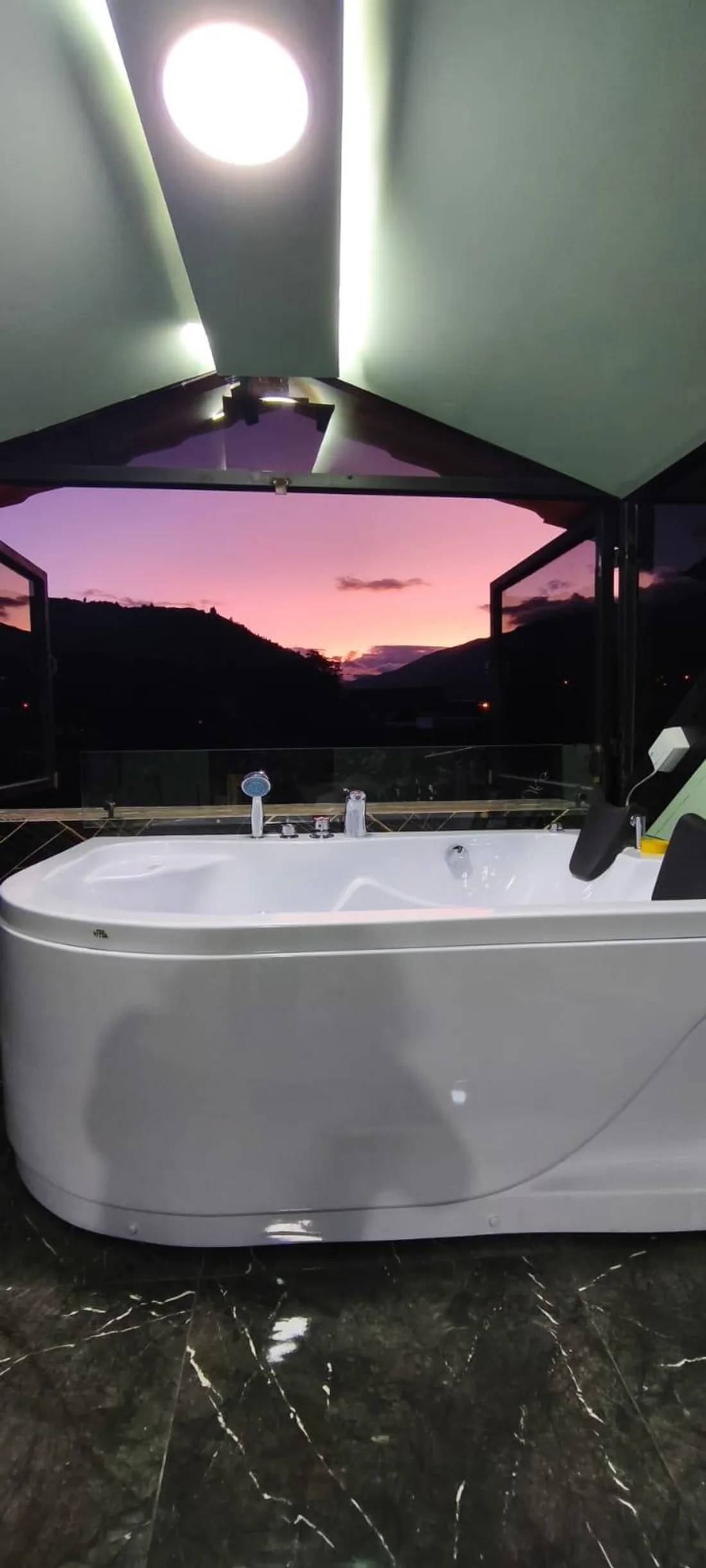 Suite jacuzzi at sunset at Hágale Pues