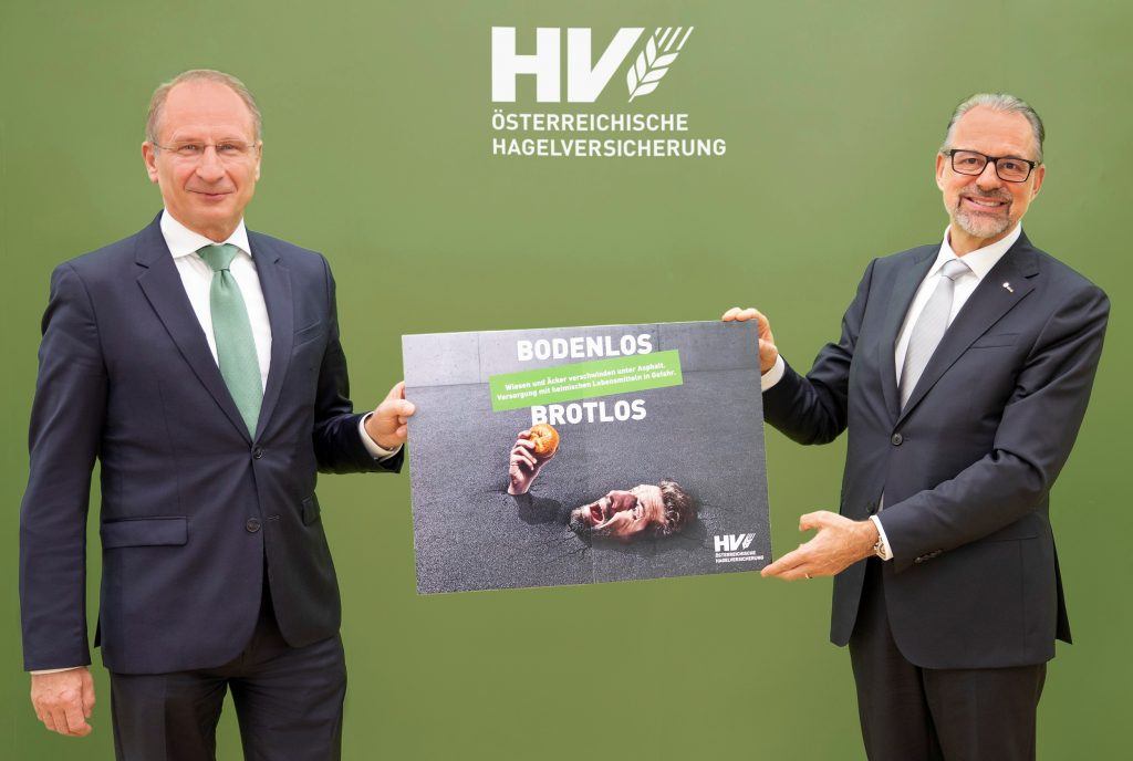 Foto: Dr. Josef Aschbacher unterstützt die Allianz der Österreichischen Hagelversicherung "Stoppt Bodenvernichtung"