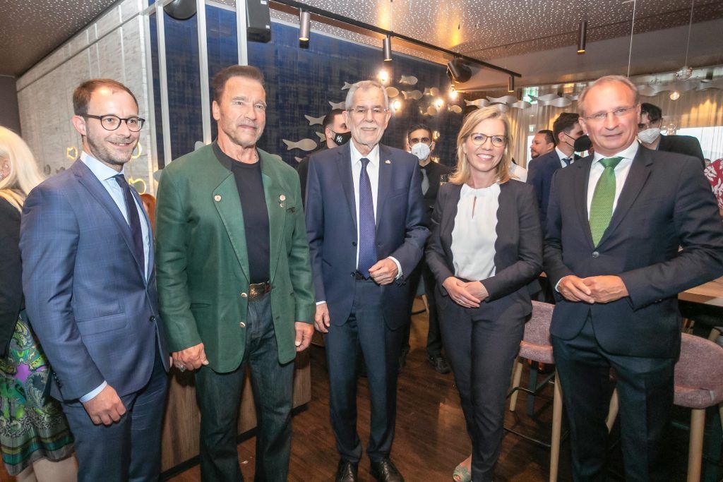 „We need a change“ - Mag. Rémi Vrignaud, Vorstandsvorsitzender Allianz Österreich, Climate-Action-Hero Arnold Schwarzenegger, Bundespräsident Dr. Alexander Van der Bellen, Klimaministerin Leonore Gewessler, BA, Dr. Kurt Weinberger, Vorstandsvorsitzender Österreichische Hagelversicherung (© Strasser)