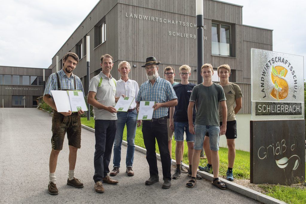 Urkundenüberreichung durch Martin Breitwieser, ÖHV-Berater in OÖ, an die LFS Schlierbach; (c) F. Braunsberger