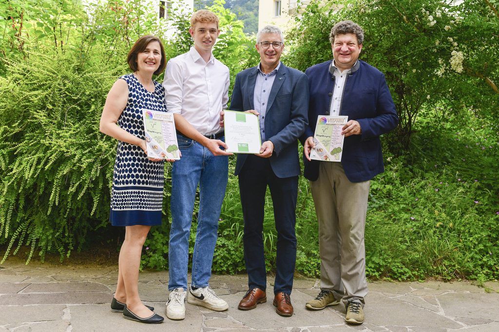 Urkundenüberreichung durch Ing. Josef Kurz, Landesdirektor Steiermark, an die Grazer Schulschwestern, (c) M. Ulrich