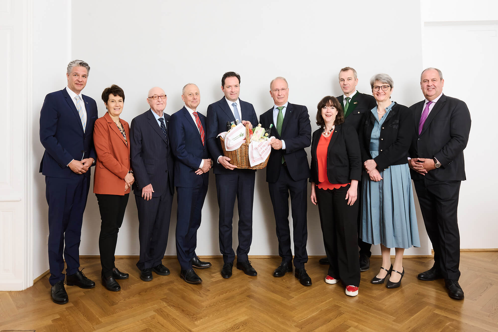 (v.l.) Stefan Jauk, Generaldirektor Niederösterreichische Versicherung AG; Eva Schulev-Steindl, Rektorin der Universität für Bodenkultur Wien; Günter Geyer, Präsident Wiener Städtische Versicherungsverein; Andor Nagy, Botschafter von Ungarn in Österreich; Norbert Totschnig, Bundesminister für Land- und Forstwirtschaft, Regionen und Wasserwirtschaft; Kurt Weinberger, Vorstandsvorsitzender Österreichische Hagelversicherung; Doris Wendler, Vorstandsdirektorin Wiener Städtische Versicherung AG; Ernst Karpfinger, Aufsichtsratspräsident der Österreichischen Hagelversicherung und Präsident der Vereinigung der österreichischen Rübenbauernorganisationen; Petra Winter, Rektorin der Veterinärmedizinischen Universität Wien und Josef Pröll, Generaldirektor Leipnik-Lundenburger Invest Beteiligungs AG