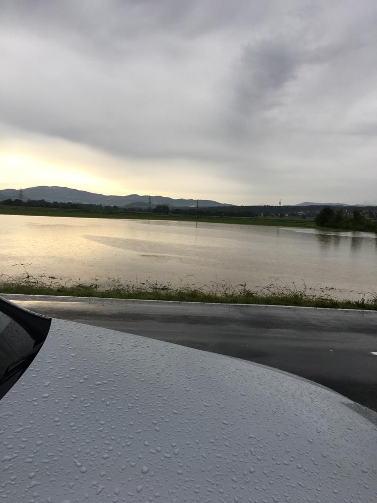 Ein überschwemmtes Feld in der Steiermark am 8. Juni 2023