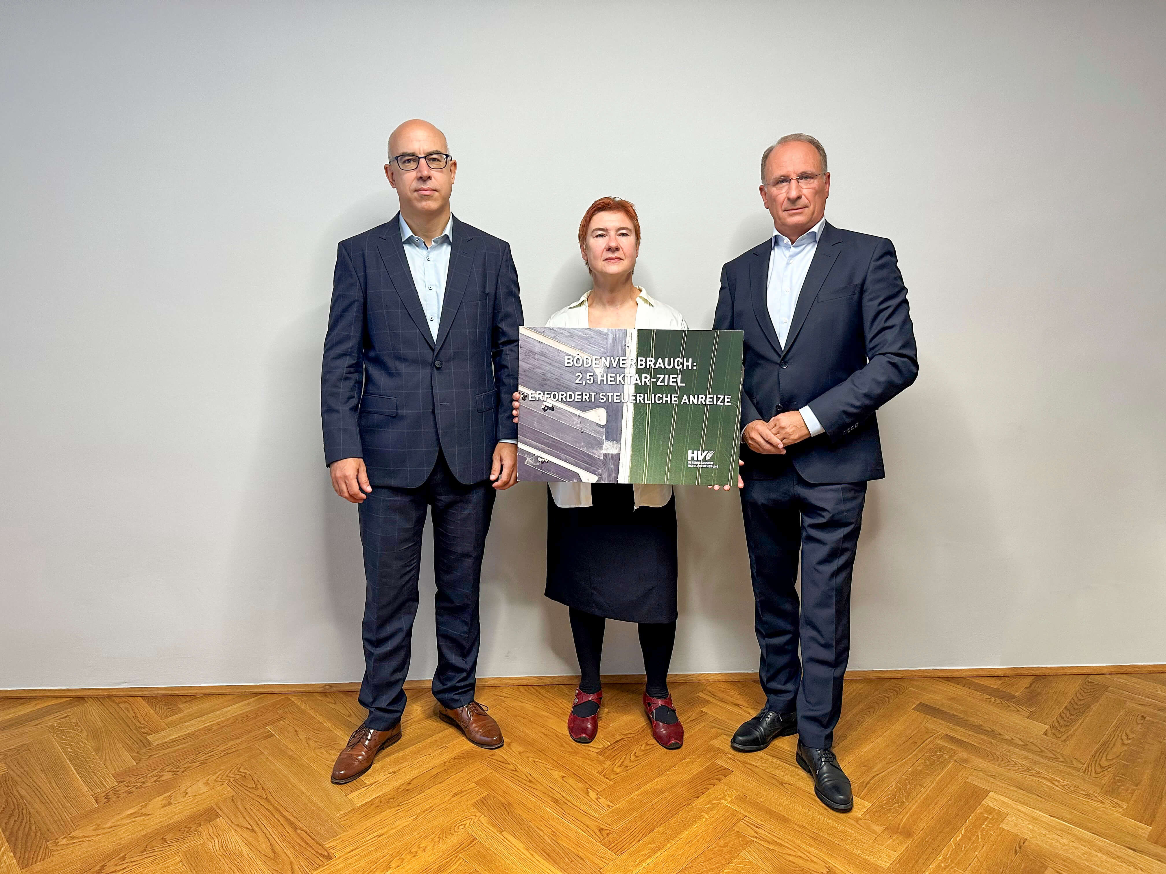 Foto (ÖHV): Univ.-Prof. MMag. Gabriel Felbermayr, PhD, Dr. Margit Schratzenstaller und Dr. Kurt Weinberger sind sich einig: „2,5 Hektar Bodenverbrauchsziel erfordert auch steuerliche Anreize“