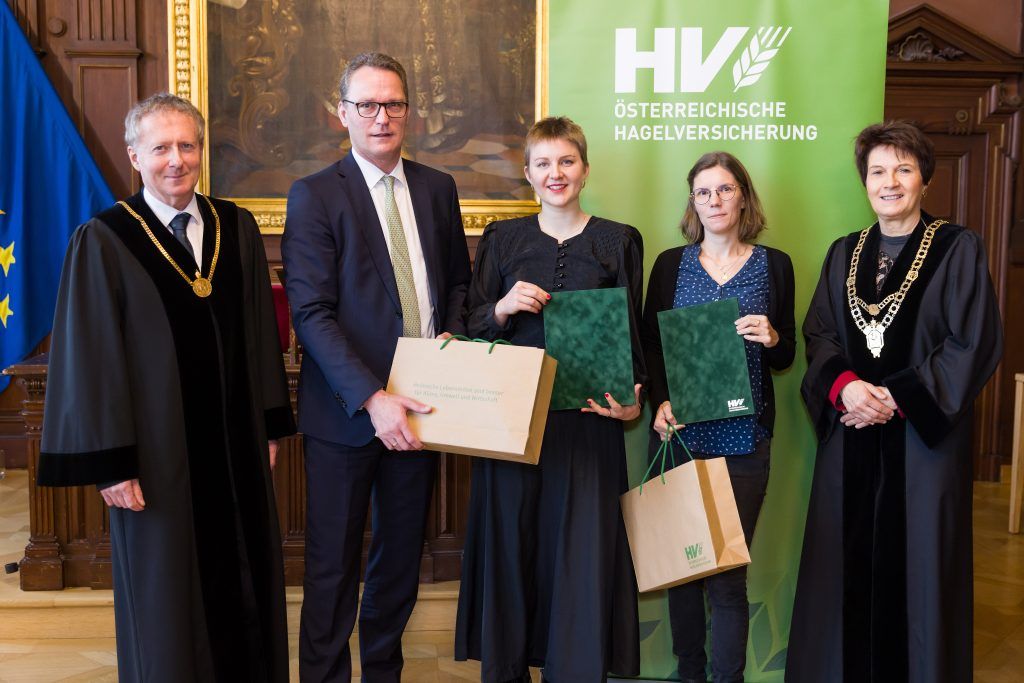 Gruppenfoto mit den Preisträgerinnen des BOKU-Förderpreis mit den Urkunden 