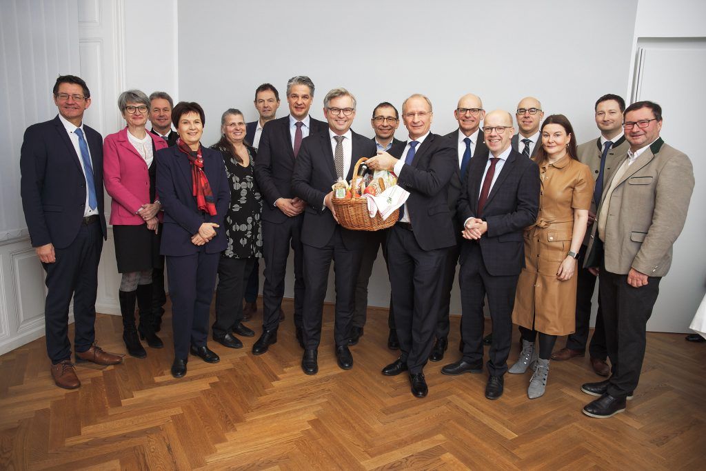 Beim 13. Nachhaltigkeitsfrühstück der Österreichischen Hagelversicherung sind sich (v.l.) Siegfried Huber, Präsident LK-Kärnten; Petra Winter, Rektorin der Veterinärmedizinischen Universität; Franz Titschenbacher, Präsident LK-Steiermark; Eva Schulev-Steindl, Rektorin der Universität für Bodenkultur Wien; Ulrike Jezik-Osterbauer, Präsidentin des Bundesverbands der Österreichischen Gärtner; Franz Raab, Kammerdirektor der LK-Niederösterreich; Stefan Jauk, Generaldirektor Niederösterreichische Versicherung AG; Magnus Brunner, Bundesminister für Finanzen; Ferdinand Lembacher, Generalsekretär der LK-Österreich; Kurt Weinberger, Vorstandsvorsitzender der Österreichischen Hagelversicherung; Ralph Müller, Generaldirektor der Wiener Städtischen Versicherung; Christian Eltner, Generalsekretär des Österreichischen Versicherungsverbandes VVO; Gabriel Felbermayr, Direktor des Österreichischen Institutes für Wirtschaftsforschung (WIFO); Karin Doppelbauer, Abgeordnete zum Nationalrat; Paul Nemecek, Direktor des Niederösterreichischen Bauernbunds und Norbert Walter, Präsident der LK-Wien, einig: „Eine nachhaltige Finanz- und Budgetpolitik ist für ein zukunftsfittes Österreich unerlässlich“