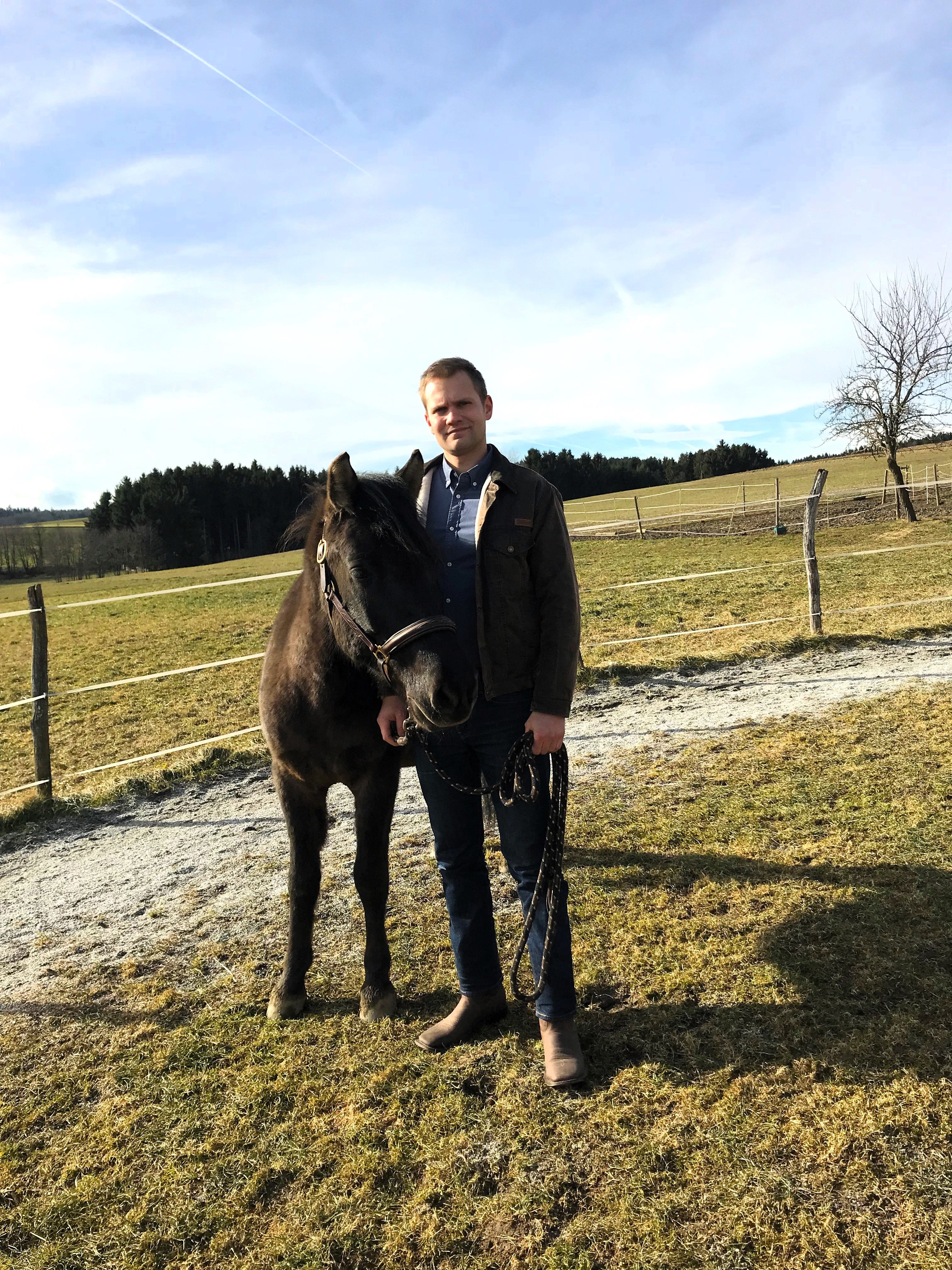 Alexander Tichy und sein Huzulen-Wallach Oskar.