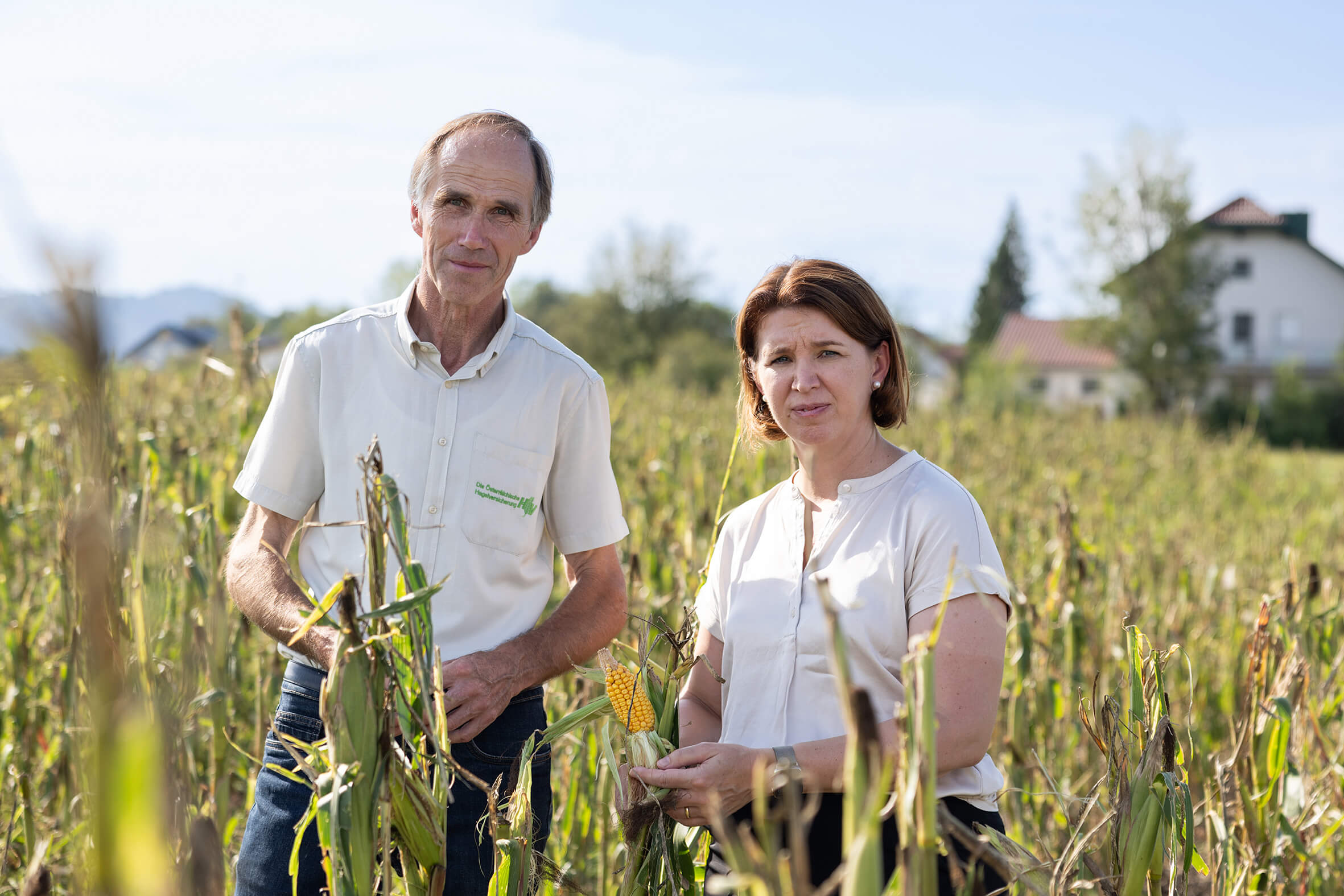 Michaela Langer-Weninger, Agrarlandesrätin in Oberösterreich und Wolfgang Winkler, Landesdirektor der Österreichischen Hagelversicherung in Oberösterreich, auf einem von Hagel geschädigten Maisfeld.