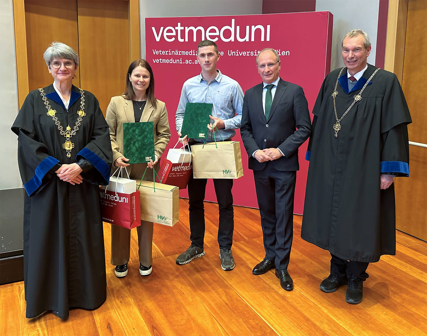 Bild (ÖHV): Hagelversicherung würdigt innovative wissenschaftliche Arbeiten an der Veterinärmedizinischen Universität Wien (v.l.): Ao. Univ.-Prof. Dr. Petra Winter, Rektorin der Veterinärmedizinischen Universität Wien, Dr. Kerstin Hofer, Mag. Roland Kreuzer, Dr. Kurt Weinberger, Vorstandsvorsitzender der Österreichischen Hagelversicherung und Univ.-Prof. Dr. Jürgen Rehage, Vizerektor für Lehre und klinische Veterinärmedizin
