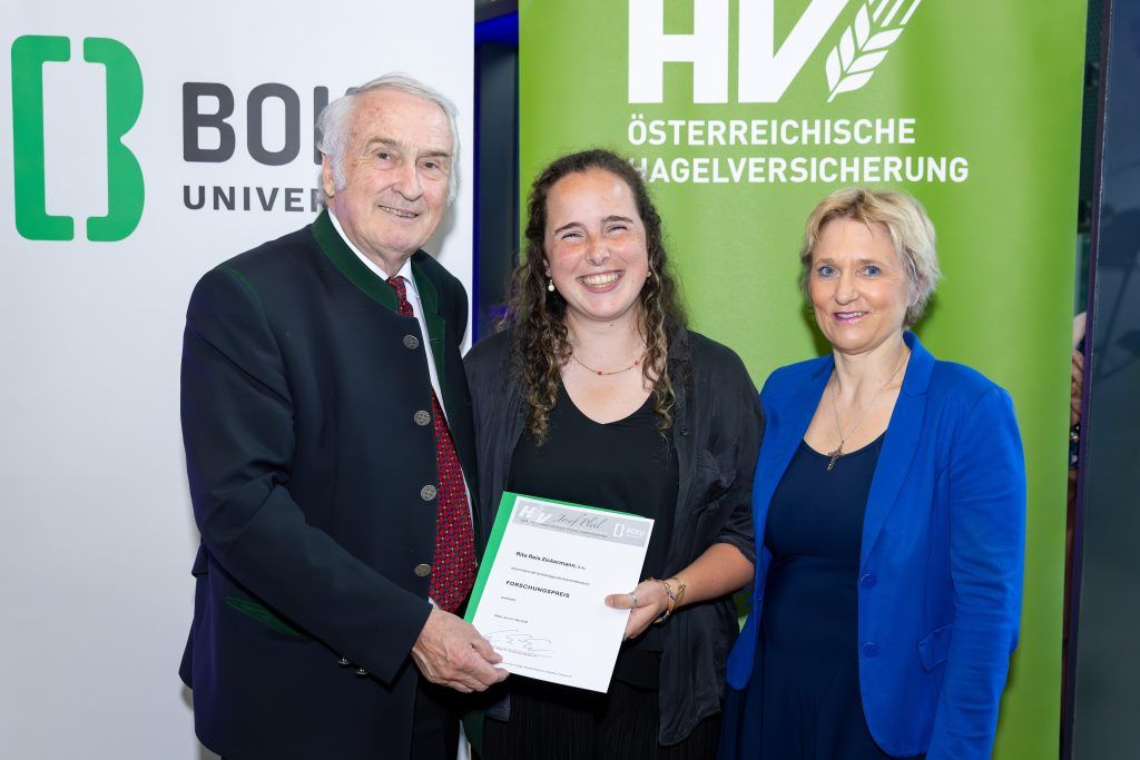 Gruppenfoto mit Josef Pleil, Rita Reis-Zickermann und Sabine Kamraner-Köpf bei der Preisverleihung des Josef-Pleil Forschungspreis