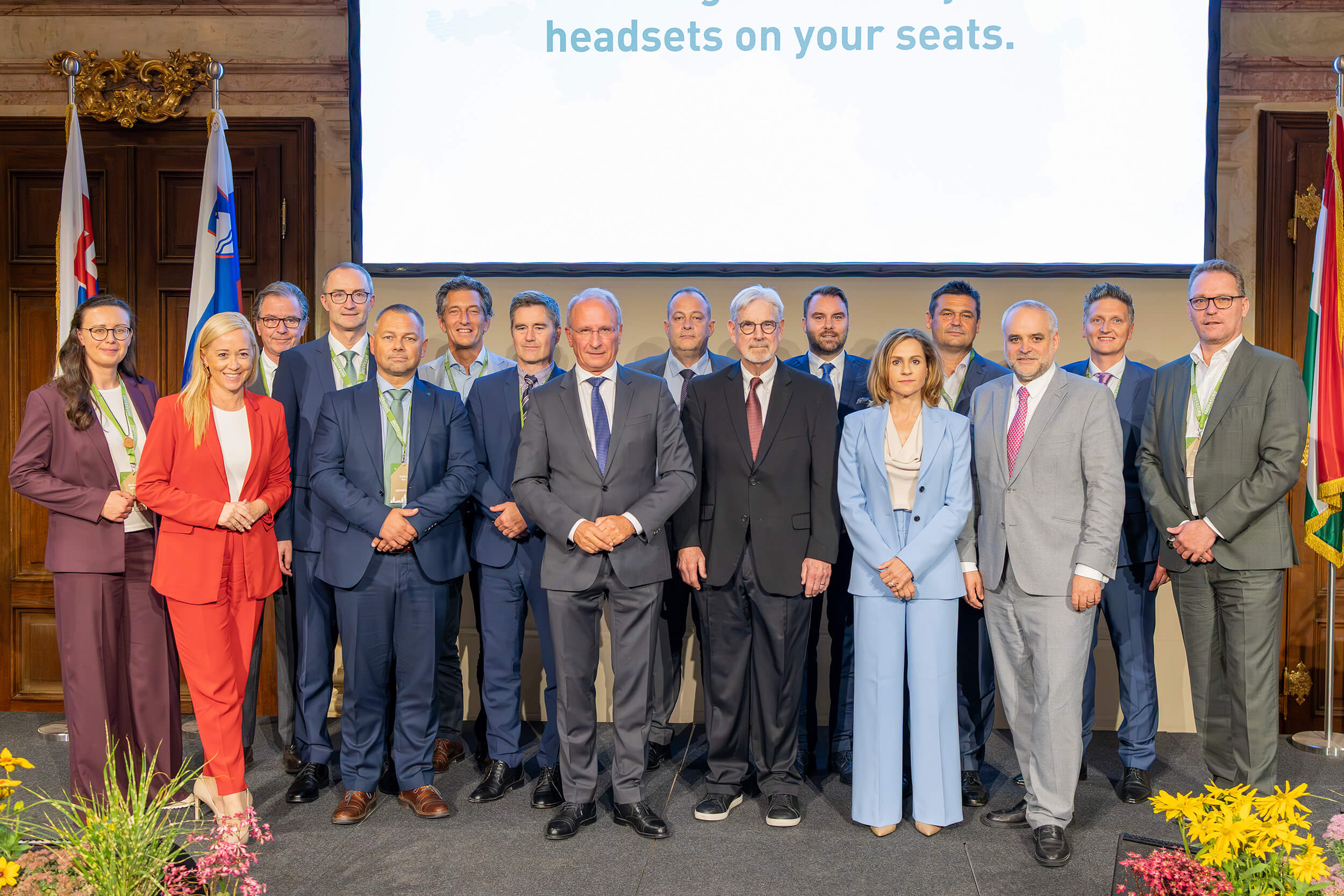 (v.l.) Mag. Barbora Stuhl, Österreichische Hagelversicherung; Sabine Kronberger, MBA, Moderatorin; Dr. Michael Staudinger, Weltorganisation für Meteorologie (WMO); Prok. Dipl.-HLFL-Ing. Johann Fank, Österreichische Hagelversicherung, Ing. Dalibor Ban, Agra poisťovňa; DI Andreas Rohm, Munich Re; Bence Major, Europäische Kommission; Dr. Kurt Weinberger, Österreichische Hagelversicherung; Horia Lupu, Agra Asigurări; Dr. Thomas Zacharias, National Crop Insurance Services (USA), Ing. Vladimír John, Agra pojišťovna; DI Anita Kettinger, Agrár Biztosító; Mag. Bojan Bratkovic, Agro Zavarovalnica; DI Matthias Grün, Esterhazy Betriebe AG; Mag. Johannes Frey, Österreichische Hagelversicherung; Mag. Reinhard Kern, Österreichische Hagelversicherung