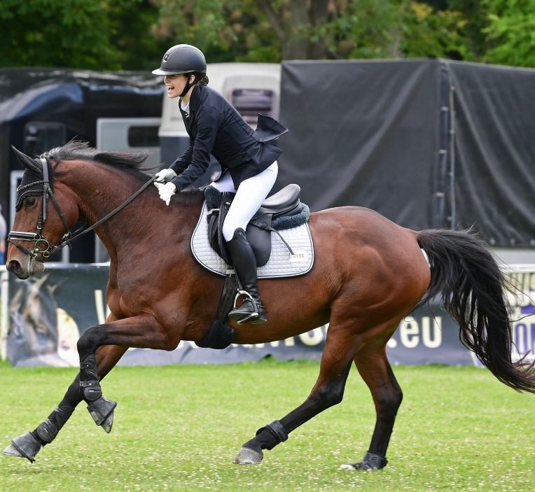 "Das ist ein Foto von mir und meinem ersten eigenen Pferd, auf unserem ersten Springturnier nach dem letzten Sprung. Diesen Bewerb konnten wir gewinnen."