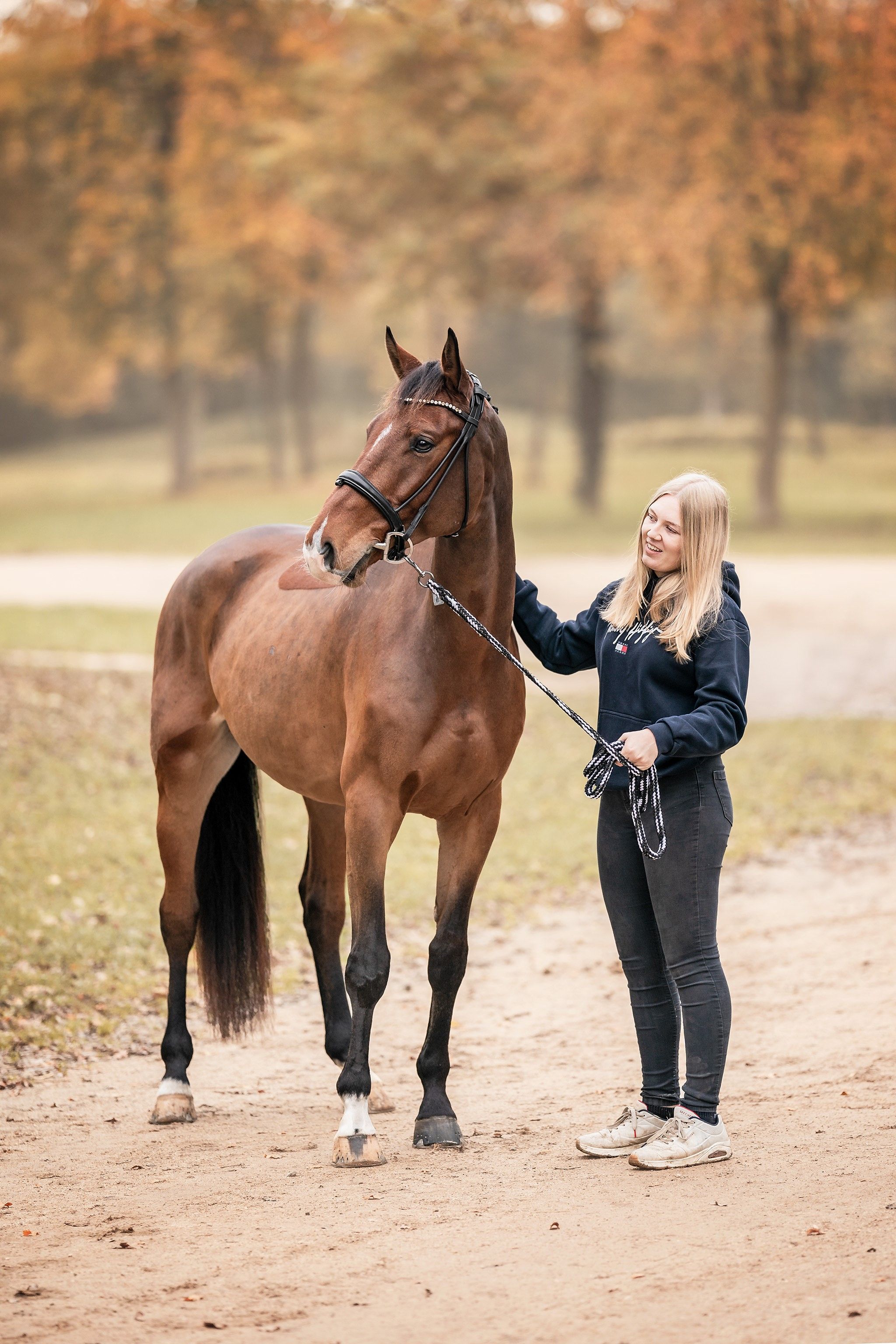 "Manchmal begegnet man einem Tier, das alles verändert – so war es bei mir und Halando. Ich kenne ihn, seit er ein kleines Fohlen war. Schon damals war da dieses besondere Gefühl, eine Verbindung, die ich kaum beschreiben kann. Ich hätte nie gedacht, dass aus diesem kleinen, neugierigen Fohlen einmal mein erstes eigenes Pferd werden würde – mein größter Traum, der dank meiner Mama wahr geworden ist. Als Halando 3,5 Jahre alt war, durfte ich ihn selbst anreiten. Diese Zeit hat uns noch enger zusammengeschweißt und unsere Verbindung besonders stark gemacht. Jedes kleine Vertrauen, jeder Fortschritt war ein Stück unseres gemeinsamen Weges – voller Geduld, Liebe und gegenseitigem Respekt. Mit Halando durfte ich so vieles erleben: die ersten gemeinsamen Ausritte, aufregende Turniertage, kleine und große Erfolge – und genauso die Momente, in denen es einfach nur ums Vertrauen ging. Er hat mich gelehrt, geduldig zu sein, loszulassen und auf mein Herz zu hören. Durch ihn habe ich nicht nur gelernt, was wahre Freundschaft bedeutet, sondern sogar meinen Freund kennengelernt. All das zeigt mir, dass er nicht einfach nur ein Pferd ist – Halando ist mein Seelenpferd, mein größtes Glück und ein Stück von mir."