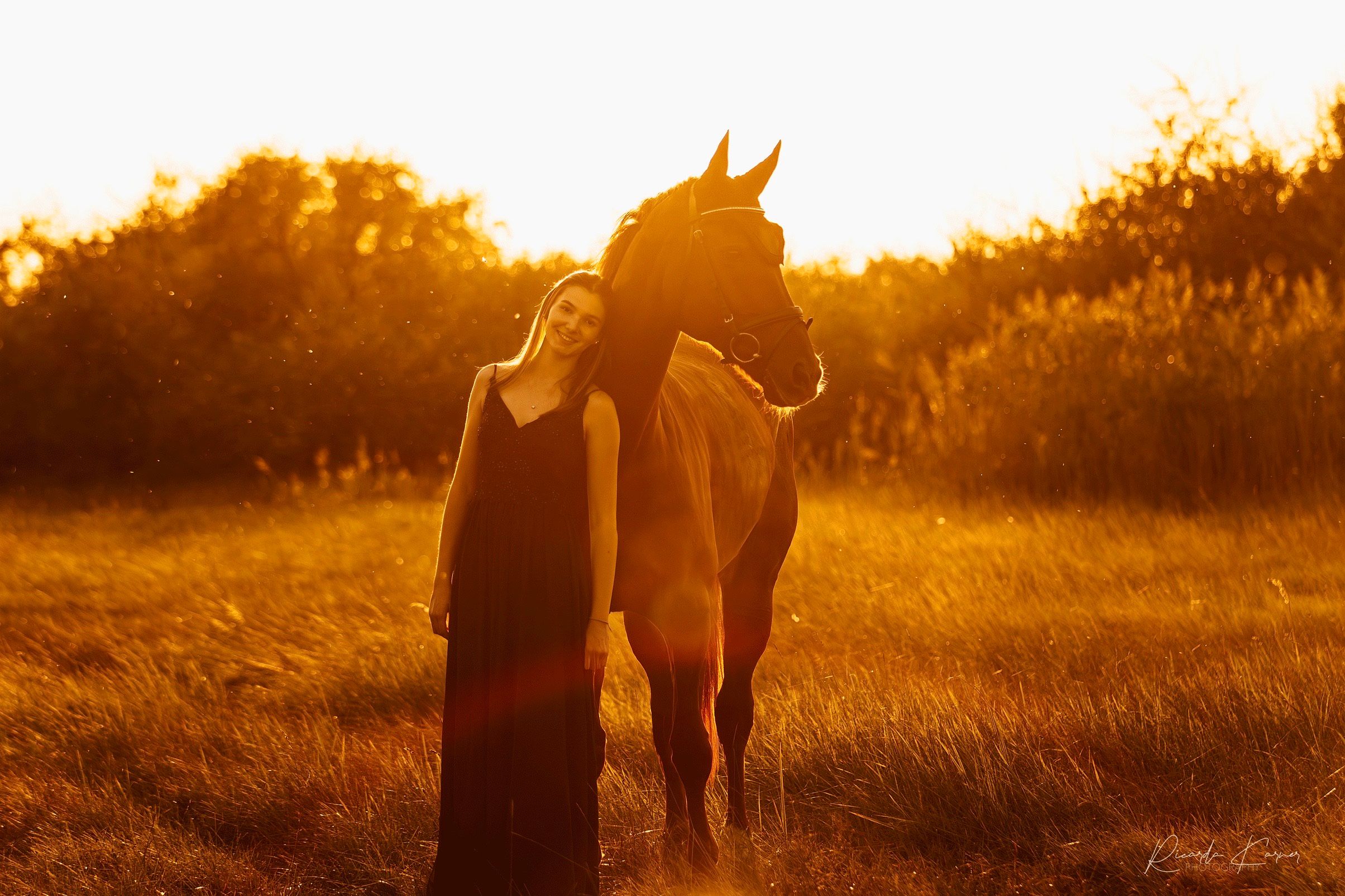 "Dieses Foto entstand im Nationalpark Seewinkel und zeigt mich mit meinem Pferd im warmen Abendlicht. Ein Moment voller Harmonie und Sommerstimmung."