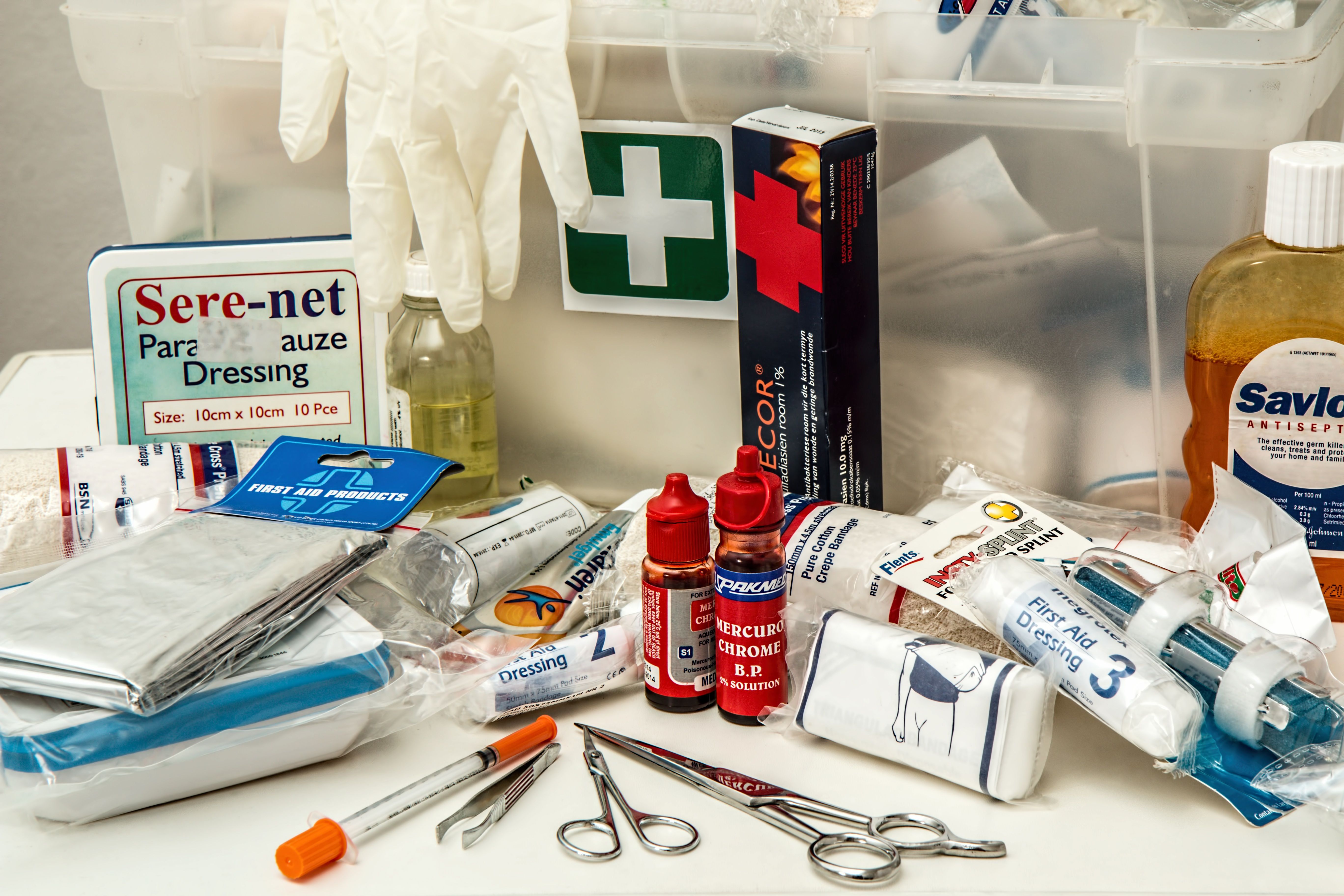 Ein Erste-Hilfe-Set sollte im Stall nicht fehlen, wenn trotz aller Vorsichtsmaßnahmen Verletzungen entstehen.