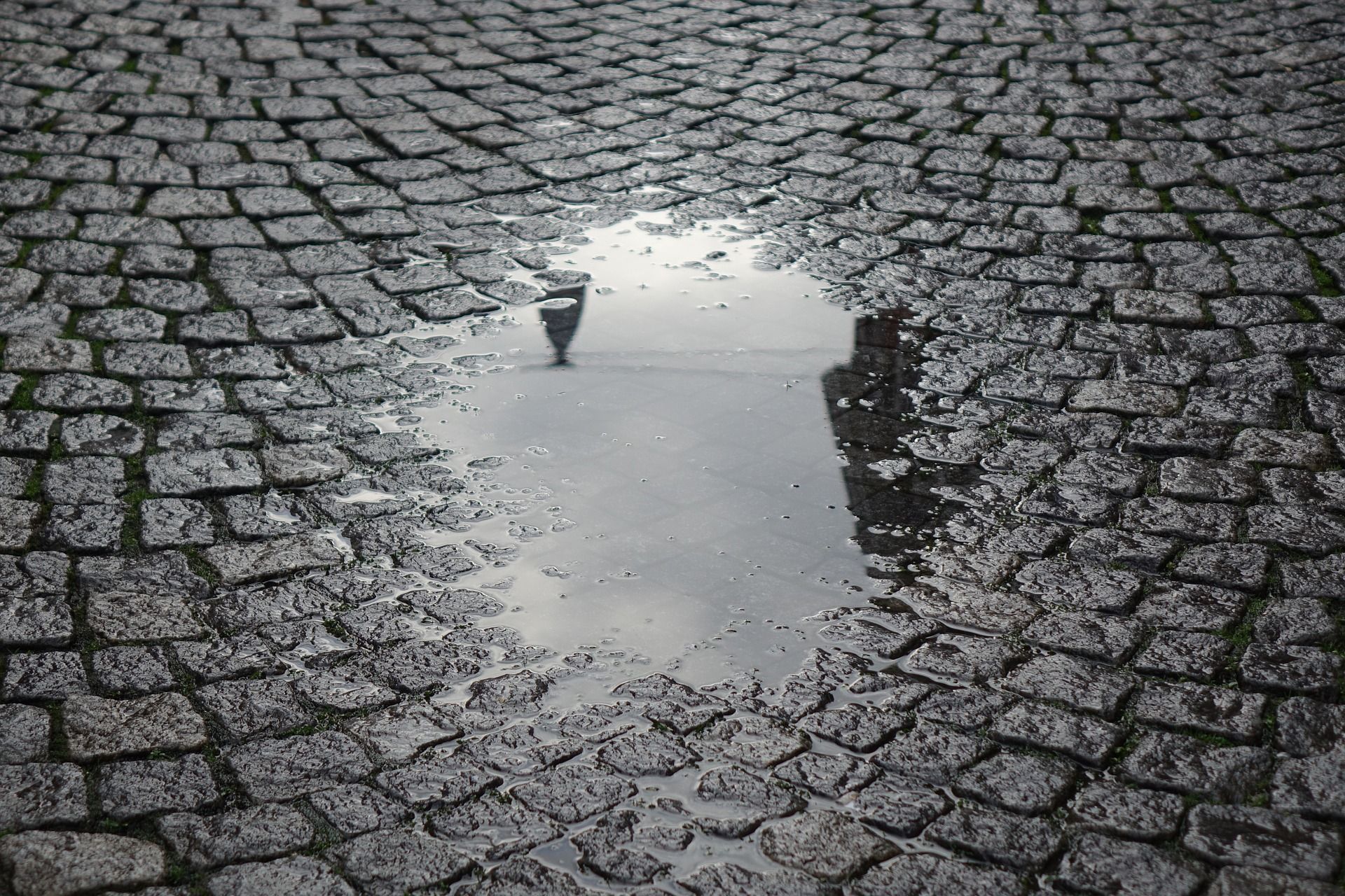 Um die Sicherheit von Pferd und Reiter zu gewährleisten, muss auch bei Feuchtigkeit ein rutschfester Untergrund gegeben sein.