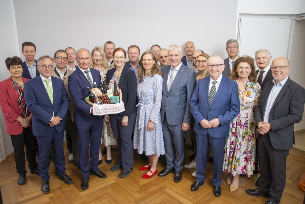 Gruppenfoto 16. Nachhaltigkeitsfrühstück - ÖHV, v.li.: Eva Schulev-Steindl (BOKU), Karl Gruber (Wien Energie GmbH, Anton Reinl (AGES), Ferdinand Lembacher (LKÖ), Wolfgang Petschko (DONAU Versicherung AG | Vienna Insurance Group), Kurt Weinberger (ÖHV), Verena Ehold (Umweltbundesamt), Ernst Karpfinger (Die Rübenbauern), Sigrid Stagl (WU Wien), Günter Griesmayr (AMA), Anja Haider-Wallner (Amt der Burgenländischen Landesregierung), Ulrich Herzog (BM für Arbeit, Soziales, Gesundheit, Pflege und Konsumentenschutz), Matthias Grün (Esterhazy Betriebe AG), Anton Kasser (Amt der Niederösterreichischen Landesregierung), Reinhard Mang (BM für Land- und Forstwirtschaft, Klima- und Umweltschutz, Regionen und Wasserwirtschaft), Richard Auer-Welsbach (Land&Forst Betriebe), Christina Mutenthaler (AMA Marketing), Franz Kosyna (Wiener Städtische Versicherungsverein), Gerhard Starsich (Münze Österreich AG), Monika Forstinger (BM a. D.), Thomas Schäfer-Elmayer, Christian Eltner (VVO)