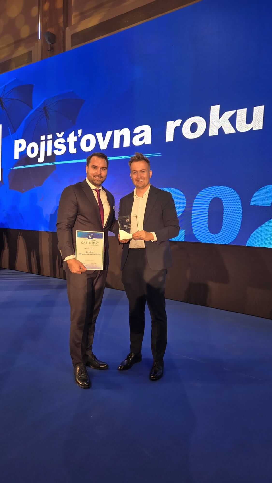 Skupinové foto z akce Pojišťovna roku 2025 - Vladimír John a Vojtěch Rieder