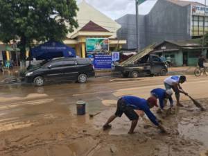 Posko bencana alam relawan putra SBY, Edhie Baskoro Yudhoyono di daerah Arjowinangun, Kabupaten Pacitan. Foto: Muh Nurcholis/NusantarNews