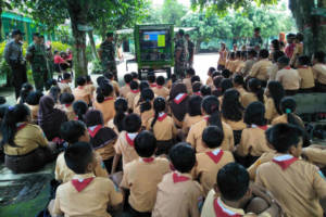 Anggota Koramil 0808/01 Kota Kodim 0808/Blitar menjelaskan tentang Simokos di SDN 1 Bendo, Blitar. Foto: Amrin/NusantaraNews