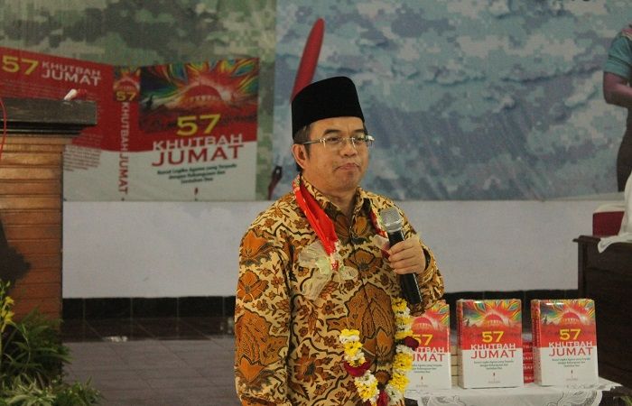 Kepala Badan Pembinaan Idiologi Pancasila (BPIP) Yudi Latief saat menyelenggarakan saresehan bersama Babinsa dan anggota TNI lainnya pada Senin (12/3/2018). (Foto: Sis/Istimewa)