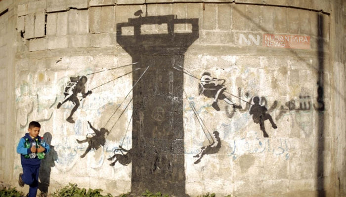 Wajah Tuhan di Gaza (Ilustrasi) - Grafiti stensil karya seniman jalanan Inggris hebohkan warga Gaza. (FOTO: NUSANTARANEWS.CO/IStimewa)