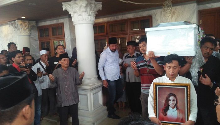ribuan pelayat, ivan seventeen, dylan sahara putri, istri ifan, korban tsunami, tsunami banten, tsunami selat sunda, pelayat ponorogo, ponorogo, warga ponorogo, duka ifan, polres ponorogo, nusantaranews, vokalis seventeen, pemakaman dylan