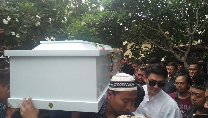 ribuan pelayat, ivan seventeen, dylan sahara putri, istri ifan, korban tsunami, tsunami banten, tsunami selat sunda, pelayat ponorogo, ponorogo, warga ponorogo, duka ifan, polres ponorogo, nusantaranews, vokalis seventeen, pemakaman dylan