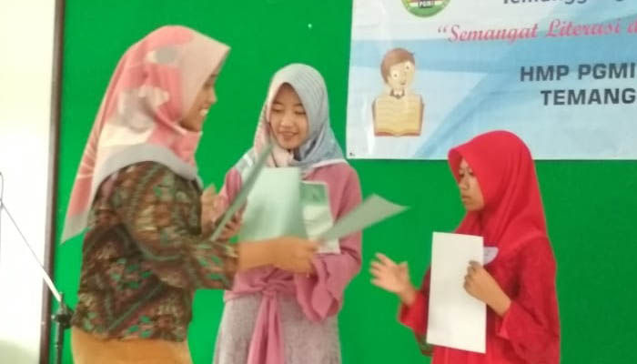Himpunan Mahasiswa Prodi (HMP) Pendidikan Guru Madrasah Ibtidaiyah (PGMI) STAINU Temanggung, Jawa Tengah menggelar Lomba Baca Puisi Tingkat MI/SD Se Kabupaten Temanggung dan Magelang, Sabtu (23/12/2018). (FOTO: NUSANTARANEWS.CO/Andrian Gandi)Himpunan Mahasiswa Prodi (HMP) Pendidikan Guru Madrasah Ibtidaiyah (PGMI) STAINU Temanggung, Jawa Tengah menggelar Lomba Baca Puisi Tingkat MI/SD Se Kabupaten Temanggung dan Magelang, Sabtu (23/12/2018). (FOTO: NUSANTARANEWS.CO/Andrian Gandi)