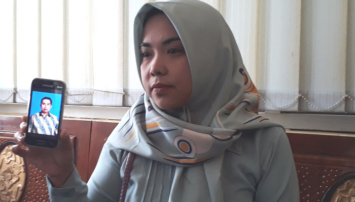Yuliani, istri Moh Anwar, korban pembunuhan tiga tahun yang lalu mendatangi Mapolres Sumenep, Madura, Jawa Timur, Rabu (13/2/2019). (Foto: M Mahdi/NUSANTARANEWS.CO)