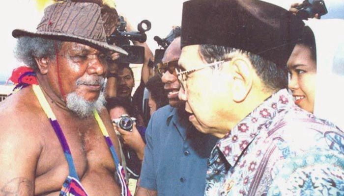 Gus Dur saat bersama Theys Hiyo Eluay mantan ketua Presidium Dewan Papua (Foto Brilio)