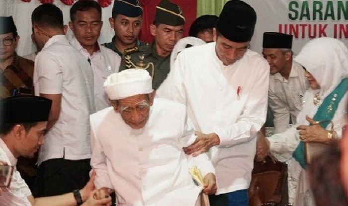 KH Maimoen Zubeir bersama Presiden Joko Widodo. (FOTO: Dok. Setkab)