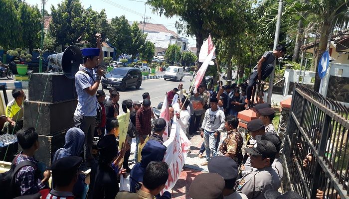 Massa aksi di depan gedung DPRD masyarakat Giliraja, Senin (30/9). (Foto: Danial Kafi/NUSANTARANEWS.CO)