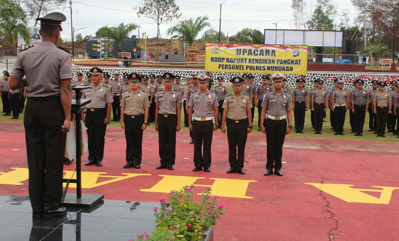 Kapolres Nunukan AKBP Teguh Triwantoro saat memimpin uapacara kenaikan pangkat 100 anggotanya di Lapangan Tri Brata Polres Nunukan, Senin (30/12/2019)