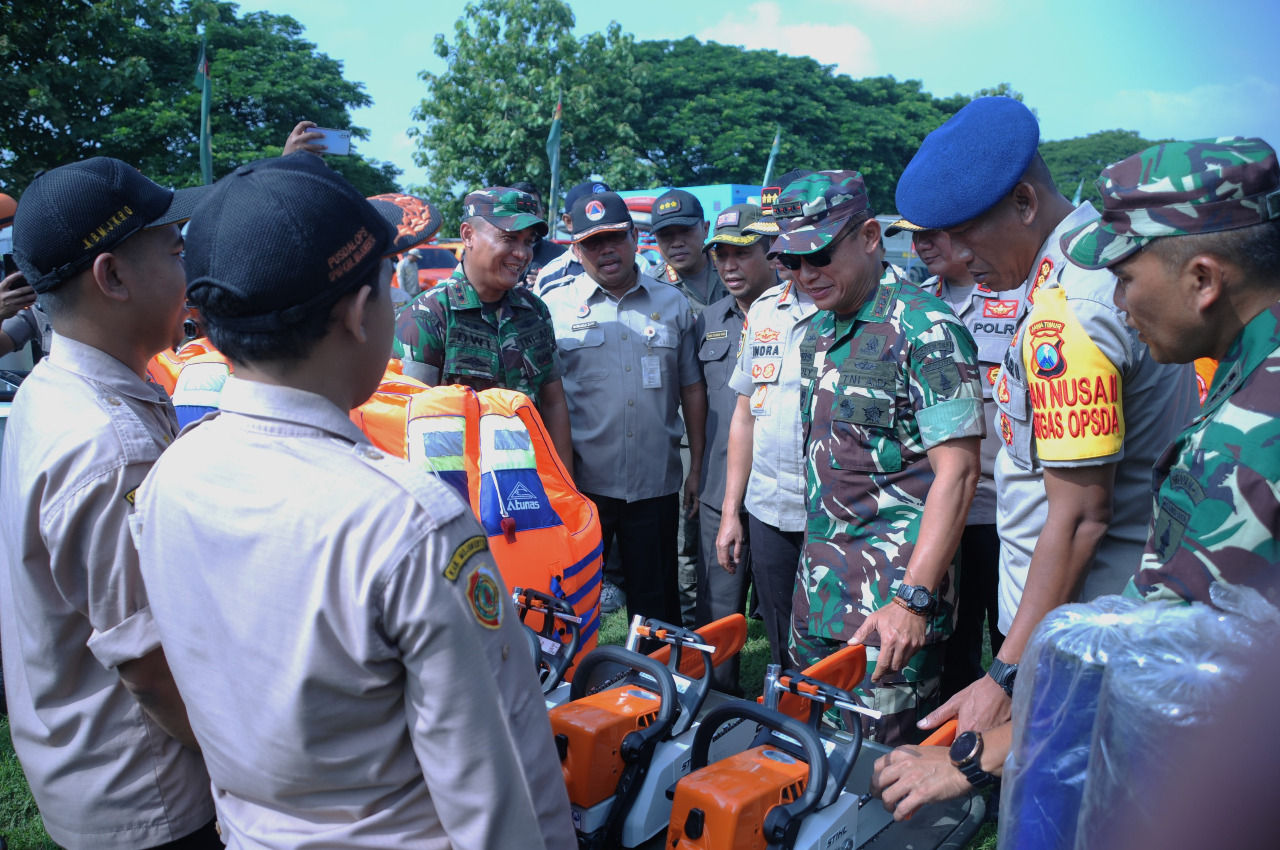 Komandan Korem 082/CPYJ, Kolonel Arm Ruly Chandrayadi meninjau alat perlengkapan bencana di Lapangan Desa Pacing, Kecamatan Bangsal pada Kamis (9/1/2020). (Foto: Istimewa)