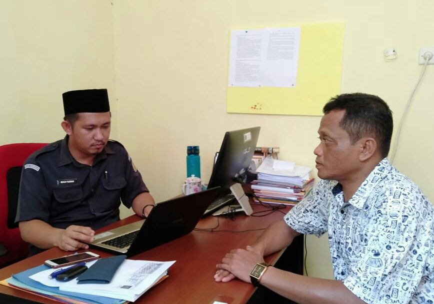 Ketua Bawaslu Nunukan, Mochammad Yusran saat memanggil Ketua Sahabat Irianto guna melalukan klarifikasi atas kehadiran 3 oknum ASN pada saat pelantikan Relawan Sahabat Irianto di Nunukan
