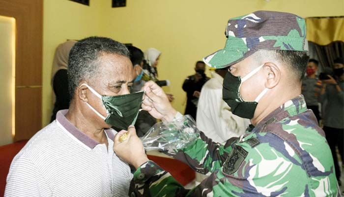 Pademi Corona, TNI-Pollri di Nunukan Berbagi Kasih Kepada Masyarakat