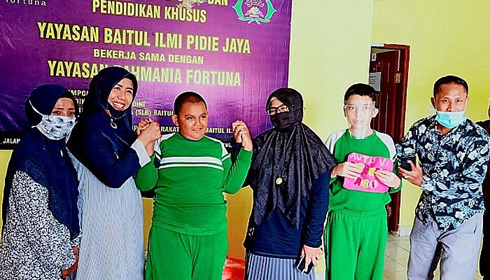Komunitas Peduli Anak Yatim dan Duafa santuni Siswa Luar Biasa Baitul Ilmi Pidie Jaya.
