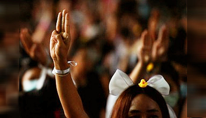 Polisi Thailand tahan demonstran anti pemerintah dengan UU “Lese Majeste”.