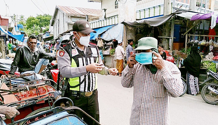 Gugah kesadaran masyarakat patuhi prokes, Polsek Prenduan bagikan masker.