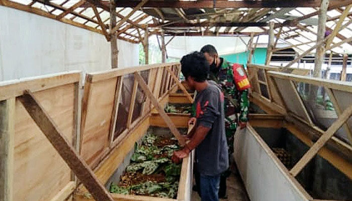 Babinsa Koramil Peukan Bada bina usaha ekonomi kreatif.