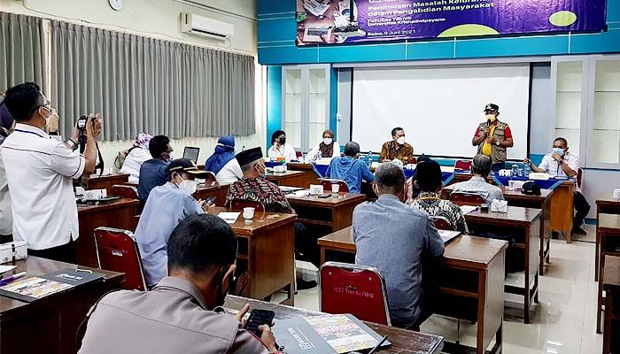 Fakultas Teknik Unkris gelar FGD bersama masyarakat Jati Cempaka untuk merumuskan permasalahan-permasalahan yang ada di kelurahan Jati Cempaka sebagai wujud pengabdian kepada masyarakat pada hari Rabu (9/6).