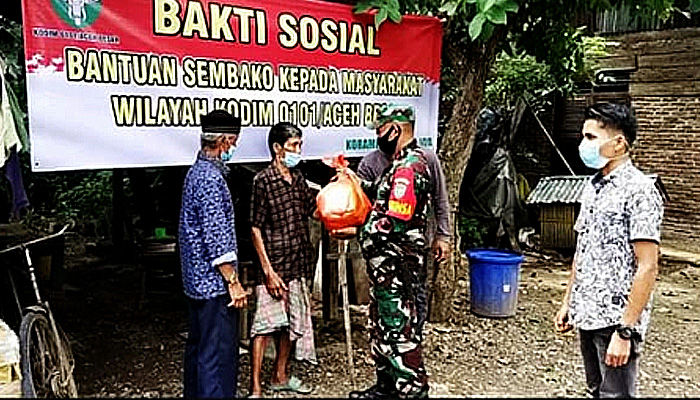 Bakti sosial, Babinsa bantu sembako masyarakat kurang mampu terdampak pandemi.