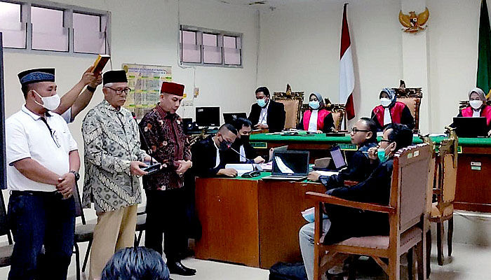 Kesal karena terbongkar bohongnya, tokoh adat Lampung Timur Azzohirry mengamuk di pengadilan.