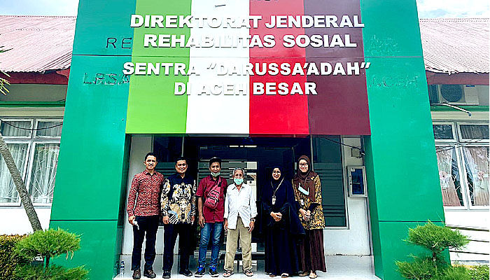 Terpisah 22 tahun, tangis haru reunifikasi lansia terlantar dengan anak.