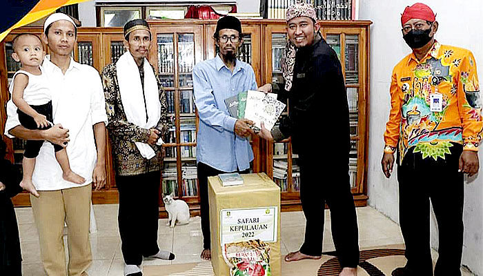 Di Pulau Sapeken, Bupati Fauzi berkunjung ke tiga pondok pesantren dan memberikan bantuan.