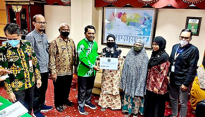Pemkab Nunukan serahkan bantuan kepada pelaku usaha yang terdampak Covid-19.